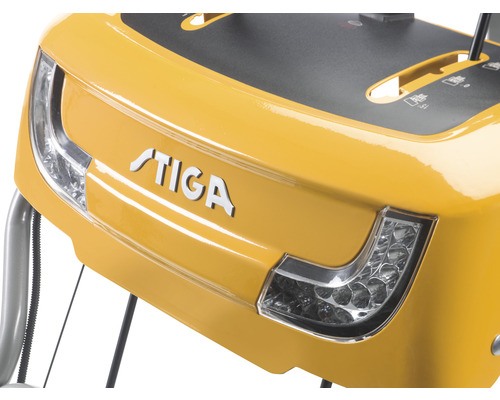 Detailansicht einer Schneefräse mit Stiga Logo und Scheinwerfern