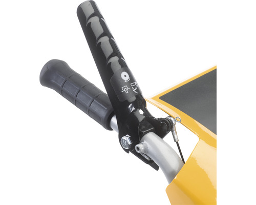 Detailansicht der Griffe einer Schneefräse