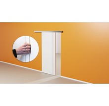 Weisse Schiebetür in einer Wand mit einer Hand, die die Tür hält.