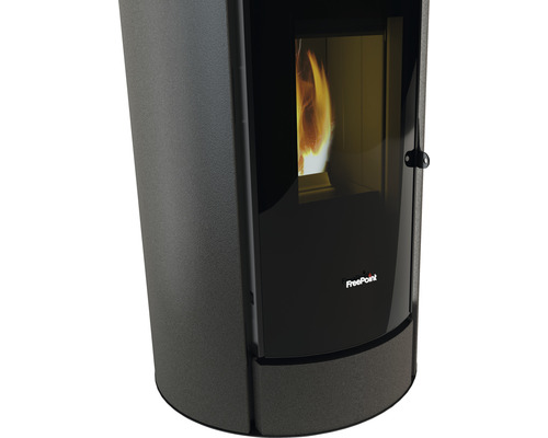 Pelletofen mit Flamme