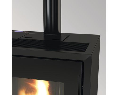 Detailansicht eines Pelletofens mit Rauchrohr