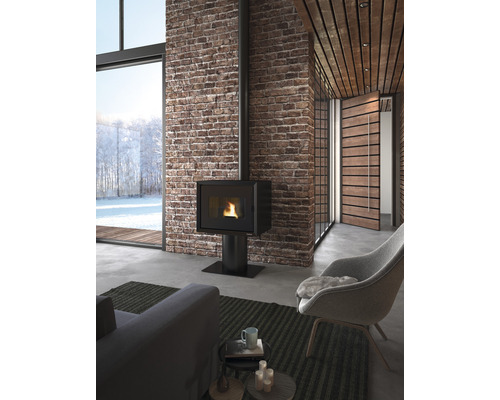 Wohnzimmer mit Pelletofen, Ziegelwand und moderner Einrichtung