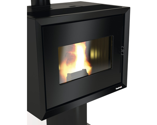 Schwarzer Pelletofen mit Sichtfenster und Flammen