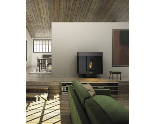 Wohnraum mit Pelletofen, Sofa und Holzboden