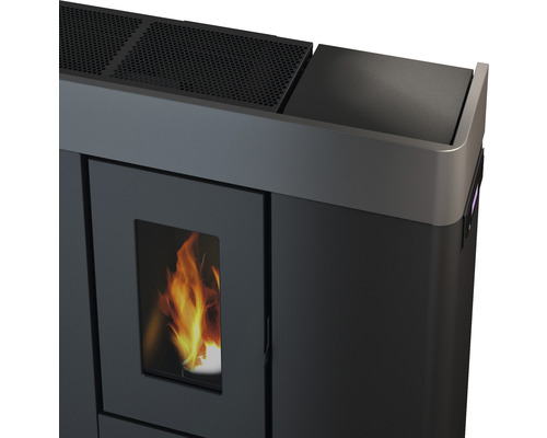 Detailansicht eines Pelletofens mit Flammen