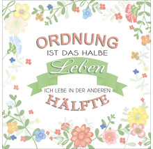 Dekoratives Bild mit dem Spruch Ordnung ist das halbe Leben, ich lebe in der anderen Hälfte, umrahmt von Blumenornamenten.