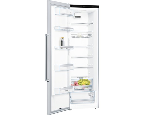 Geöffneter Kühlschrank mit Regalen und Gemüsefach