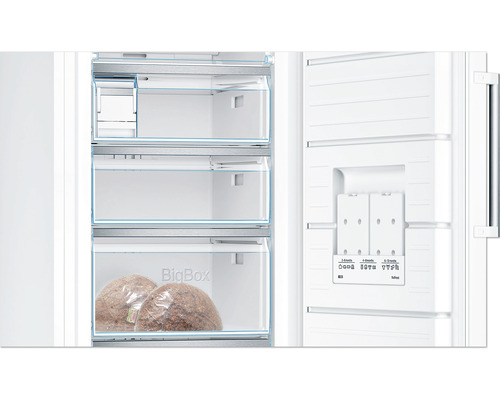 Innenansicht eines Gefrierschranks mit Schubladen und Lebensmitteln