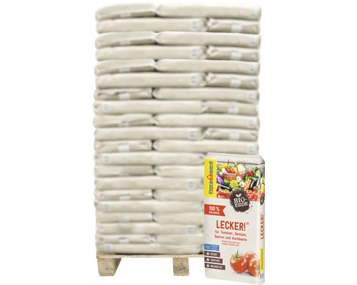 Palette mit gestapelten Säcken Pflanzerde und ein einzelner Sack Pflanzerde