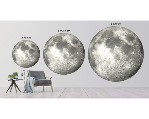 Dekoration mit Mondmotiven in unterschiedlichen Größen über einem Sessel