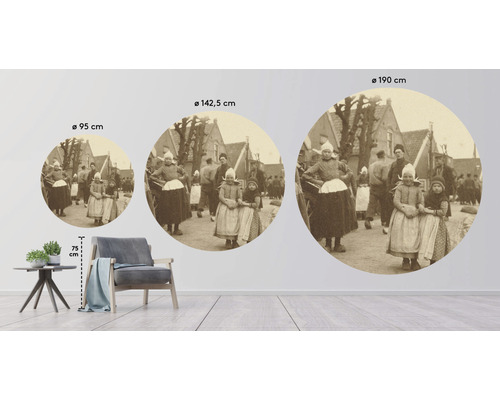 Wandaufkleber mit historischem Motiv in verschiedenen Größen dargestellt