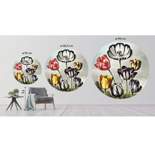 Drei runde Wandbilder mit Tulpenmotiven in verschiedenen Größen (95 cm, 142,5 cm, 190 cm) in einem Raum mit einem Sessel und einem Beistelltisch.