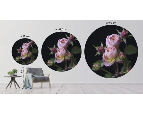 Dekoratives Wandtattoo mit Rosenmotiv in verschiedenen Größen an einer Wand