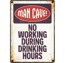 Metallschild mit der Aufschrift „Man Cave. Keine Arbeit während der Trinkstunden“
