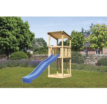 Spielturm aus Holz mit blauer Rutsche im Garten.