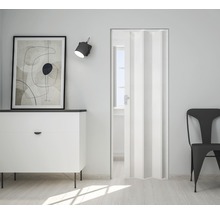 Szene mit Falttür, Kommode, Bild, Lampe und Stuhl in einem hellen Raum.