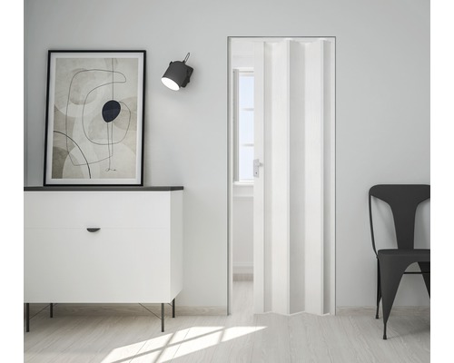 Szene mit Falttür, Kommode, Bild, Lampe und Stuhl in einem hellen Raum.