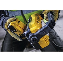 DeWalt Akku-Arbeitsleuchte mit Akku in der Hand