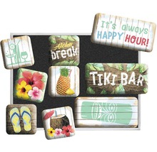 Dekorative Magnete mit sommerlichen Motiven auf einer Magnettafel