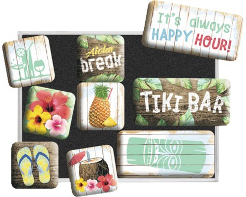 Dekorative Magnete mit sommerlichen Motiven auf einer Magnettafel