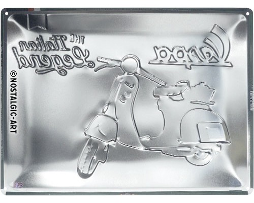 Metallschild mit Vespa-Motiv und dem Schriftzug The Italian Legend