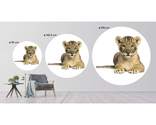 Wandsticker mit Löwenbaby in verschiedenen Größen in einem Wohnraum dargestellt