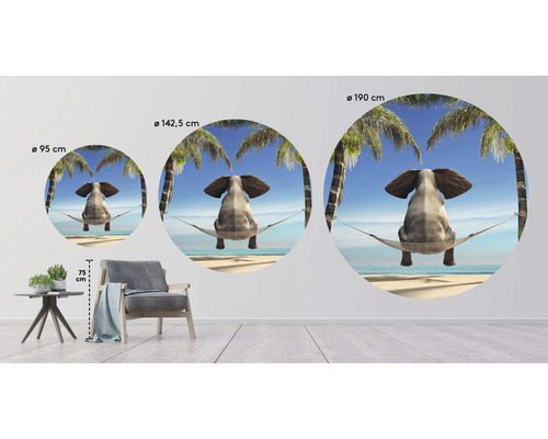 Wandtattoo mit Elefant in Hängematte vor Strandkulisse, erhältlich in drei Größen