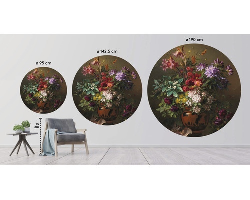 Drei runde Wandbilder mit Blumenstillleben in verschiedenen Größen in einem Raum