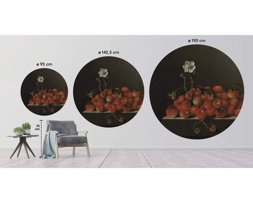 Drei runde Wandbilder mit Erdbeermotiv in verschiedenen Größen an einer Wand