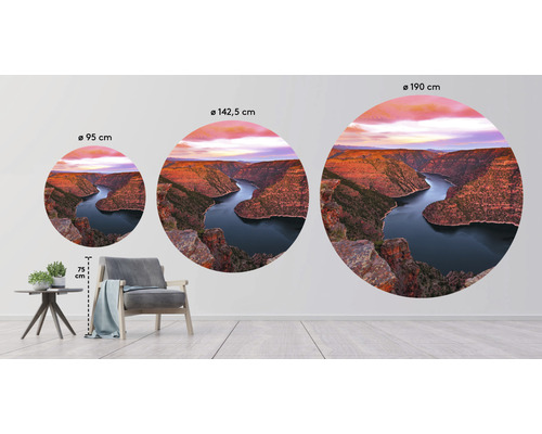 Drei runde Wandbilder mit Flusslandschaft in verschiedenen Größen über einem Sessel