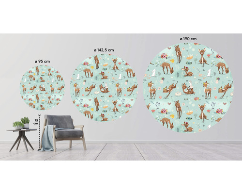 Drei runde Wandaufkleber mit Reh- und Blumenmuster in unterschiedlichen Größen an einer Wand