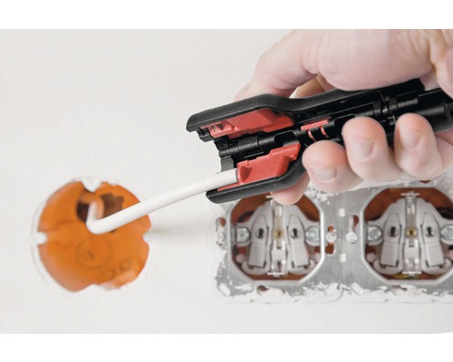 Abisolierzange im Einsatz an einer Steckdose