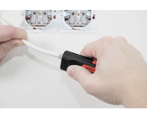 Installation einer elektrischen Leitung mit einem Wiha Abmantelwerkzeug
