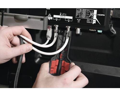 Anschließen von Kabeln an einen Fernseher mit einem Kabelabisolierwerkzeug