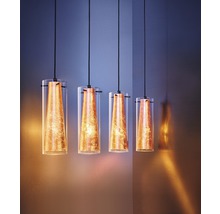 Vier Pendelleuchten aus Glas mit modernem Design.