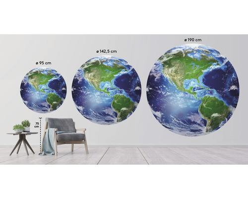 Drei Erdball Wandbilder in unterschiedlichen Größen mit einem Durchmesser von 95 cm, 142,5 cm und 190 cm in einem Wohnzimmer.