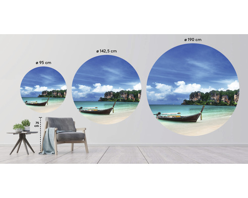 Drei runde Wandbilder mit Strand- und Bootsmotiv in verschiedenen Größen schmücken eine Wand.