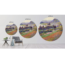 Drei runde Wandbilder mit Landschaftsmotiven in verschiedenen Größen (95 cm, 142,5 cm, 190 cm) über einem Sessel und einem Tisch
