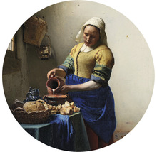 Gemälde einer Frau, die Milch in eine Schale gießt, umgeben von Brot