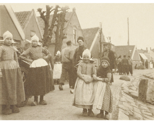 Fototapete Vlies HRBP000070 Niederländische Tracht 2 5-tlg. 243 x 184 cm Historisches Foto von Mädchen in traditioneller niederländischer Tracht auf einer Straße