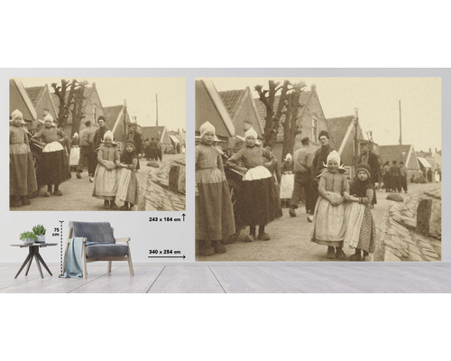 Historische Fototapete mit Darstellung von Kindern in traditioneller Kleidung in einer Straßenszene