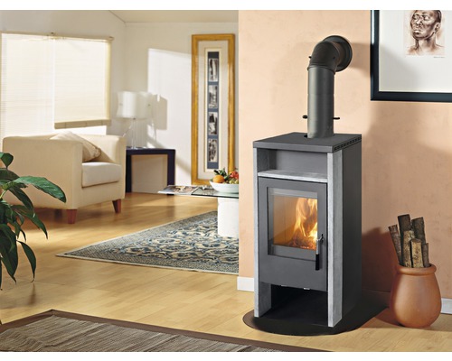 Wohnzimmer mit Kaminofen, Couch und Dekoration für eine gemütliche Atmosphäre