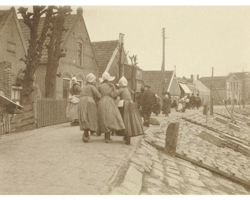 Fototapete Vlies HRBP000069 Niederländische Tracht 1 5-tlg. 243 x 184 cm Historisches Foto einer Straßenszene mit Personen in traditioneller Kleidung vor Häusern