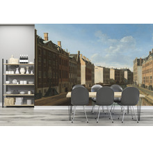 Dekoratives Wandbild mit einer Straßenszene und einem Esstisch mit Stühlen, das eine helle und einladende Atmosphäre schafft.