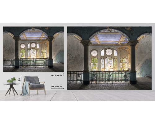 Fototapete mit einem historischen Treppenhaus mit Fenstern, Säulen und Geländer, Größe 340 mal 254 Zentimeter