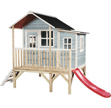 Spielhaus aus Holz mit Rutsche und überdachter Veranda