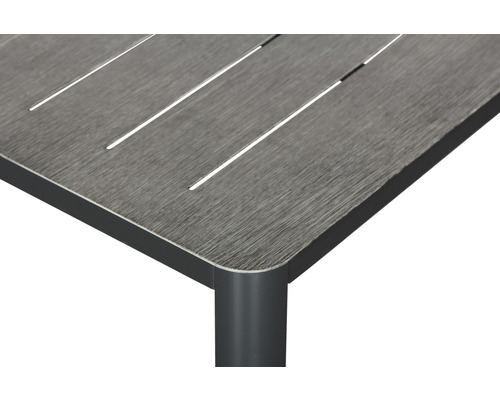 Detailansicht einer Gartentischplatte mit Lattenstruktur