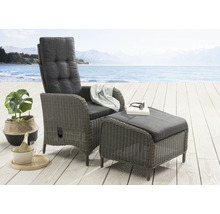 Gartenlounge-Sessel mit Fußhocker auf einer Terrasse mit Meerblick