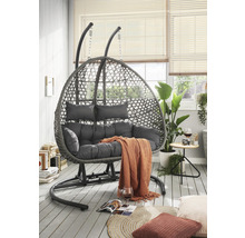 Hängesessel mit Stahlgestell, Rattanoptik und Polsterkissen im Wohnzimmer