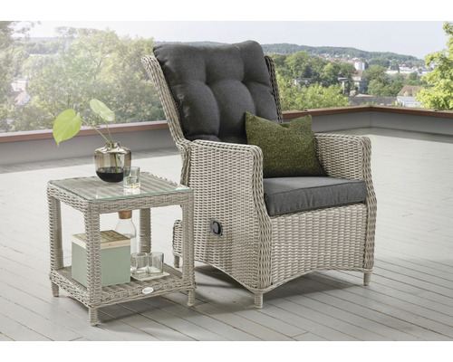 Balkonset Destiny Casa Relax Sessel + Beistelltisch 46x46x50cm, vintage weiß Gartenszene mit Rattan Sessel und Beistelltisch